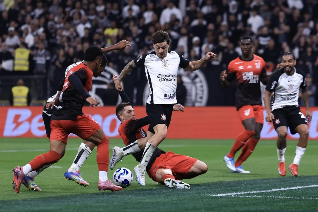 Rodrigo Garro jogador do Corinthians durante partida contra o Athletico-PR no estadio Arena Corinthians pelo campeonato Copa Do Brasil 2025. Foto: Marcello Zambrana/AGIF