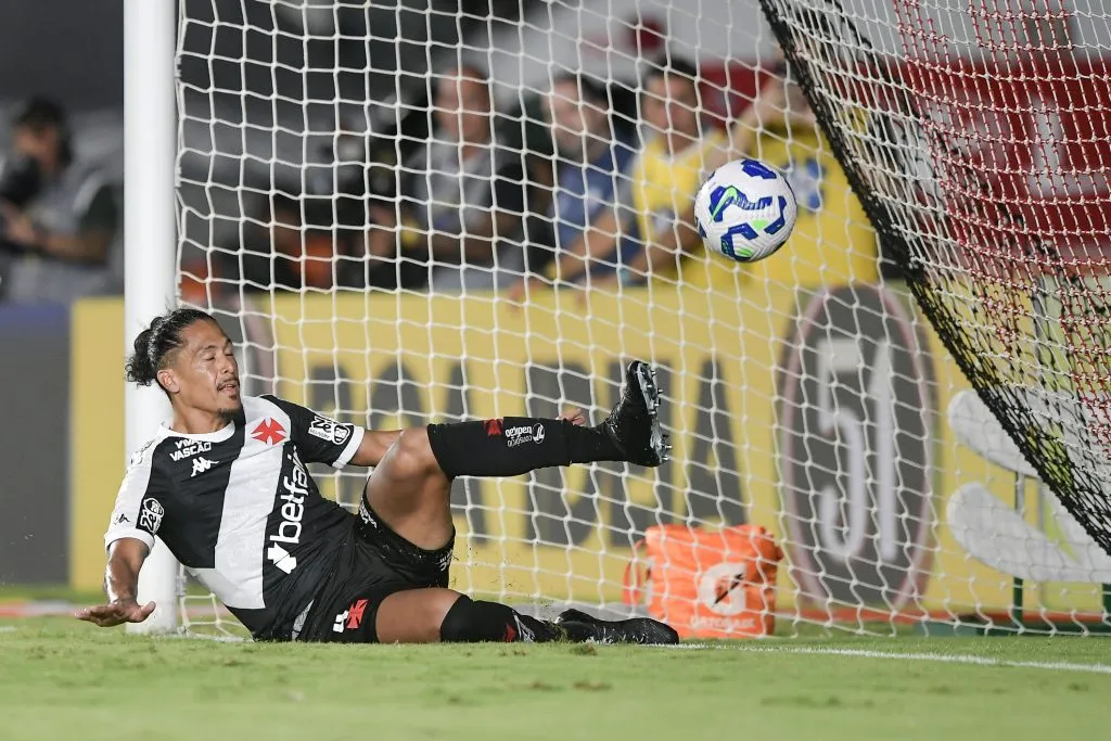 Mauricio Lemos jogador do Vasco durante partida contra o Santos no estadio Sao Januario pelo campeonato Brasileiro A 2025. Foto: Thiago Ribeiro/AGIF