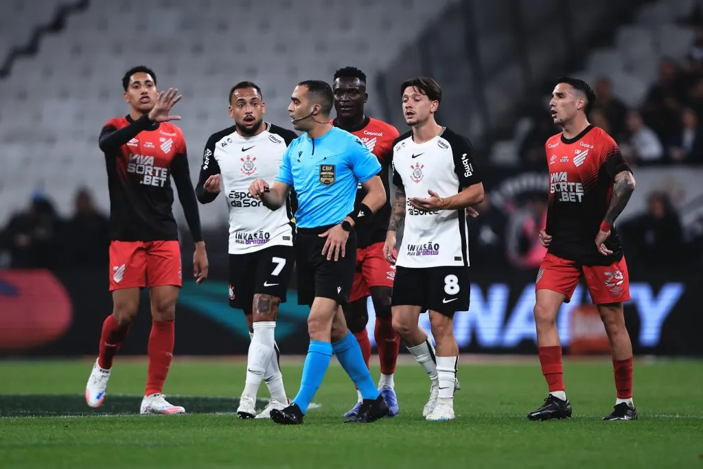 SP – SAO PAULO – 10/09/2025 – COPA DO BRASIL 2025, CORINTHIANS X ATHLETICO-PR – O arbitro Davi de Oliveira Lacerda durante partida entre Corinthians e Athletico-PR no estadio Arena Corinthians pelo campeonato Copa Do Brasil 2025. Foto: Ettore Chiereguini/AGIF