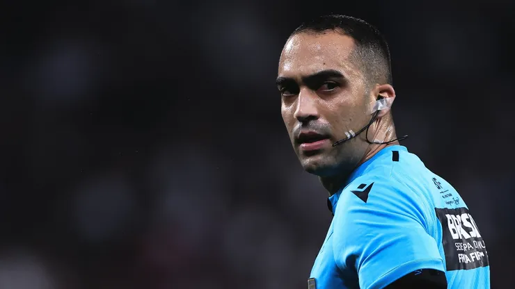O árbitro Davi de Oliveira Lacerda durante partida entre Corinthians e Athletico-PR no estádio Arena Corinthians pelo campeonato Copa Do Brasil 2025. Foto: Ettore Chiereguini/AGIF