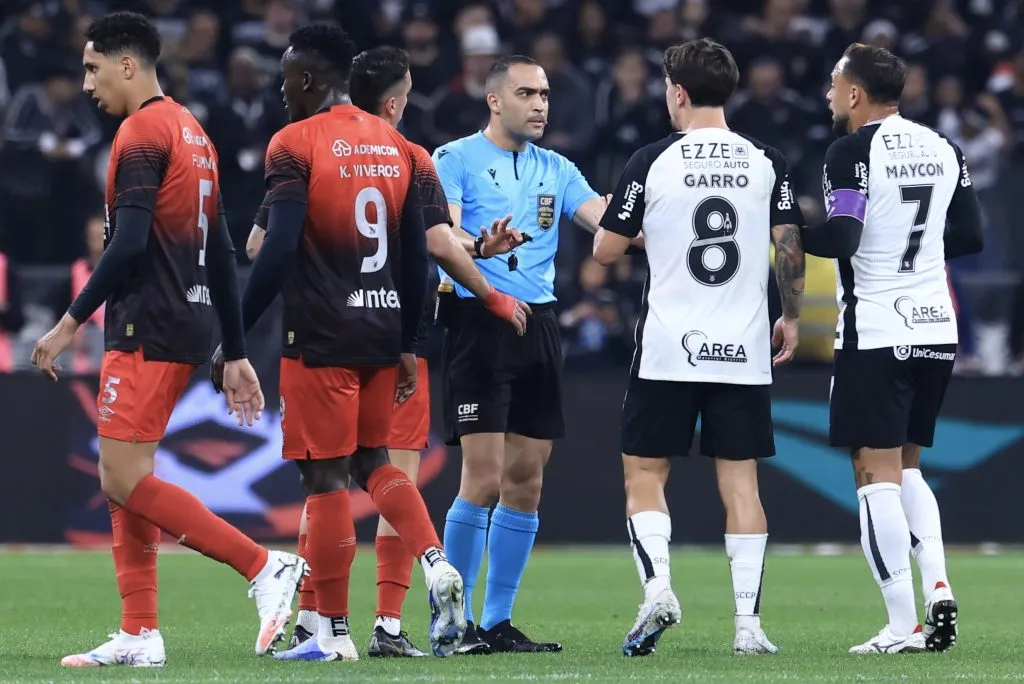 SP – SAO PAULO – 10/09/2025 – COPA DO BRASIL 2025, CORINTHIANS X ATHLETICO-PR – jogadores do Corinthians reclama com a arbitragem durante partida contra o Athletico-PR no estadio Arena Corinthians pelo campeonato Copa Do Brasil 2025. Foto: Marcello Zambrana/AGIF