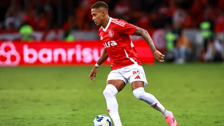 Vitinho jogador do Internacional durante partida contra o Cruzeiro no estadio Beira-Rio pelo campeonato Brasileiro A 2025.