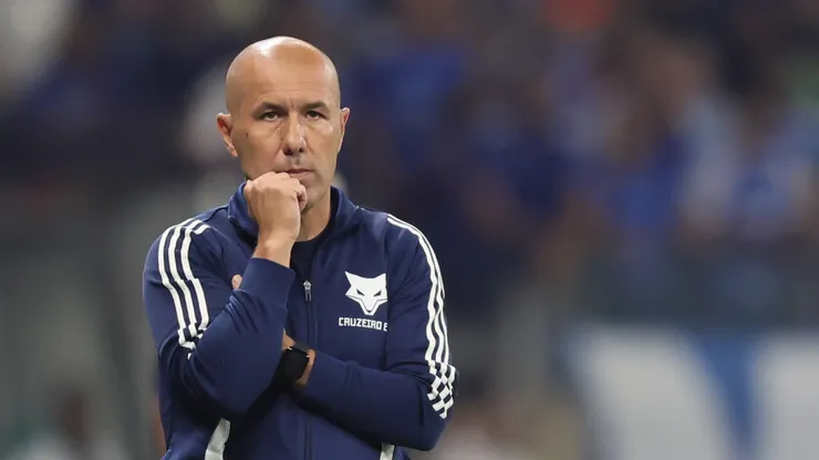 Leonardo Jardim técnico do Cruzeiro durante partida contra o Internacional no estádio Mineirão pelo campeonato Brasileiro A 2025. Foto: Gilson Lobo/AGIF