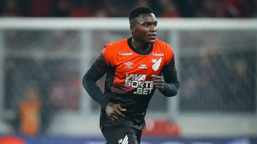 Viveros reclamou da arbitragem de Corinthians x Athletico-PR. Reprodução/Instagram oficial de Kevin Viveros