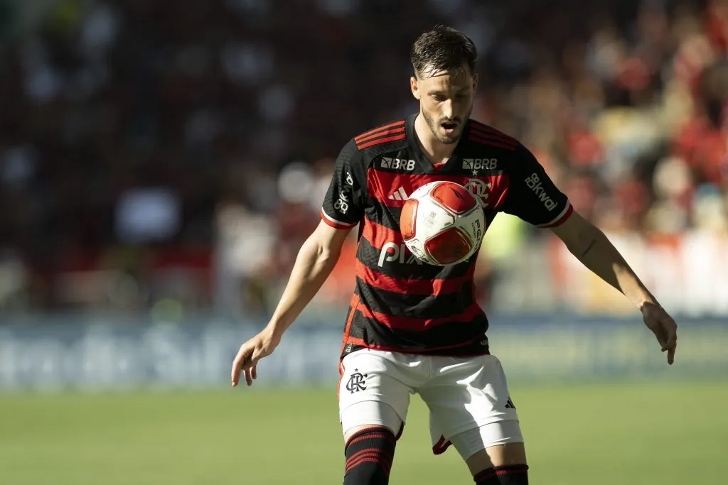 RJ – RIO DE JANEIRO – 02/03/2024 – CARIOCA 2024, FLAMENGO X MADUREIRA – Mathias Vina jogador do Flamengo durante partida contra o Madureira no estadio Maracana pelo campeonato Carioca 2024. Foto: Jorge Rodrigues/AGIF