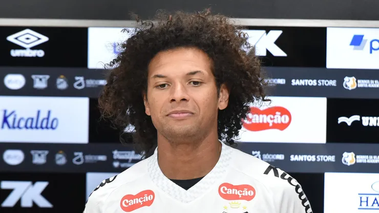 O meio-campista Willian Arao durante sua apresentacao oficial em coletiva de imprensa realizada na Vila Belmiro (Imagem: Jota Erre/AGIF)