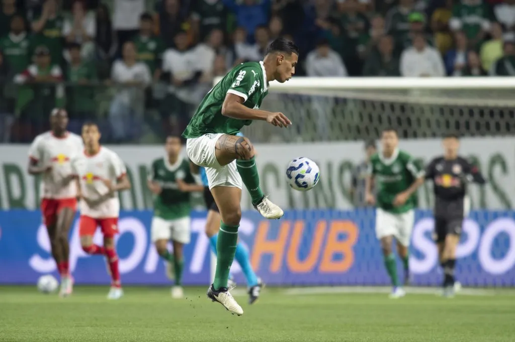 SP – SAO PAULO – 26/08/2025 – BRASILEIRO 2025 – SUB20 – FINAL, PALMEIRAS X BRAGANTINO – Robson jogador do Palmeiras durante partida contra o Bragantino no estadio Arena Allianz Parque pelo campeonato Brasileiro A 2025. Foto: Anderson Romao/AGIF