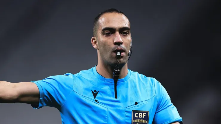 Árbitro anulou o gol do Athletico após análise no VAR.