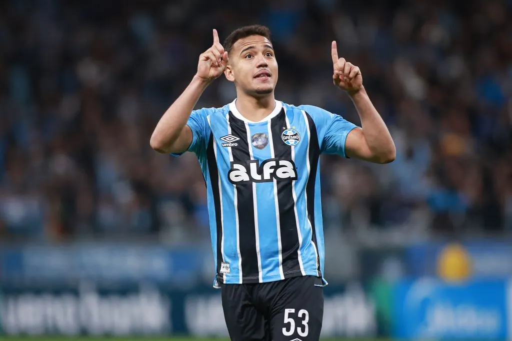 Gustavo Martins comemora gol pelo Grêmio. Foto: Maxi Franzoi/AGIF