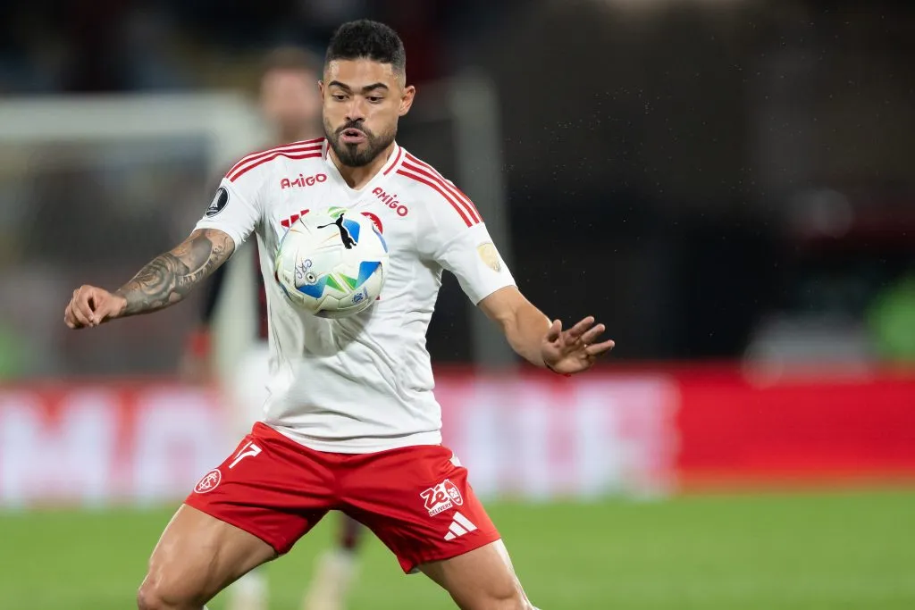 RJ – RIO DE JANEIRO – 13/08/2025 – COPA LIBERTADORES 2025, FLAMENGO X INTERNACIONAL – Bruno Tabata jogador do Internacional durante partida contra o Flamengo no estadio Maracana pelo campeonato Copa Libertadores 2025. Foto: Jorge Rodrigues/AGIF