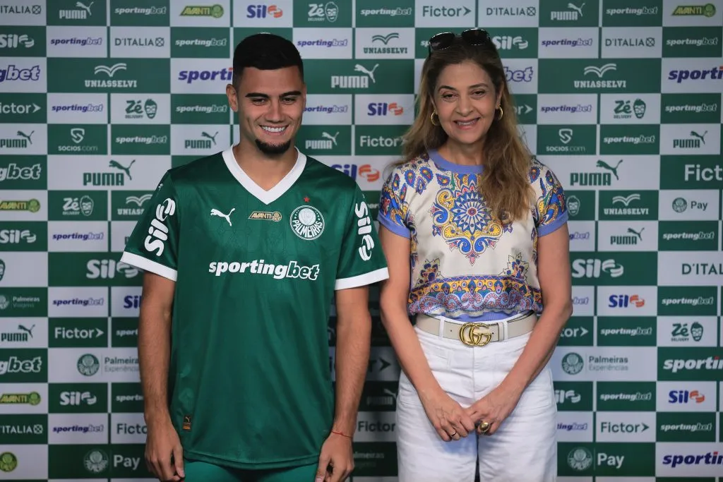 SP – SAO PAULO – 11/09/2025 – PALMEIRAS, APRESENTACAO ANDREAS PEREIRA – Andreas Pereira ao lado de Leila Pereira presidente do Palmeiras durante sua apresentacao oficial como jogador do Palmeiras em coletiva de imprensa realizada no CT Academia de Futebol. Foto: Ettore Chiereguini/AGIF