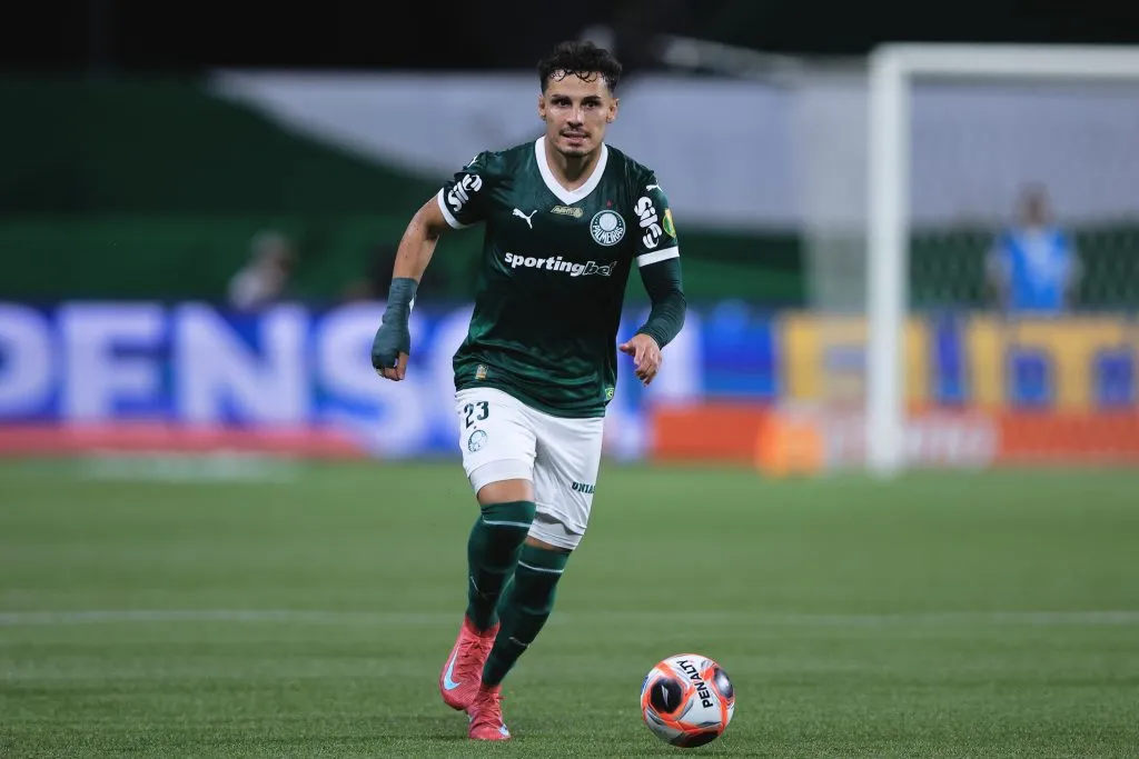 Raphael Veiga em ação pelo Palmeiras. Foto: Ettore Chiereguini/AGIF