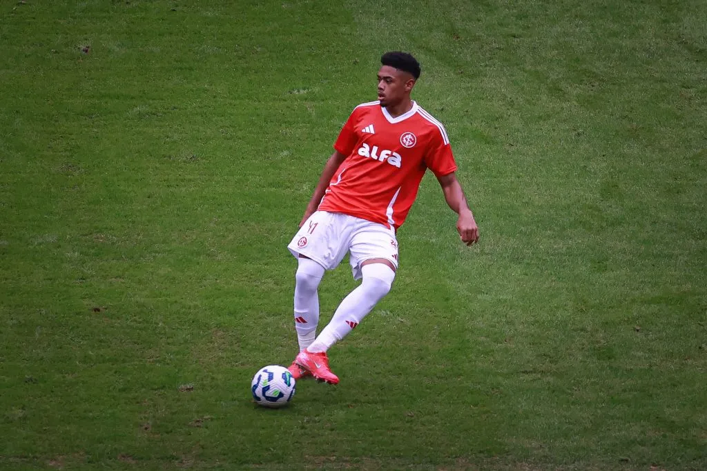 Com  suspensão de Bernabei, Victor Gabriel assume a lateral-esquerda. Foto: Maxi Franzoi/AGIF