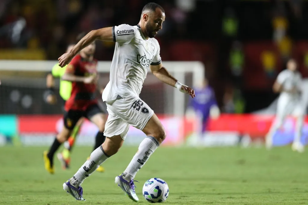 Arthur Cabral atuando no Botafogo –  Foto: Marlon Costa/AGIF