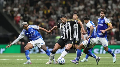 MG – BELO HORIZONTE – 27/08/2025 – COPA DO BRASIL 2025, ATLETICO-MG X CRUZEIRO – Hulk jogador do Atletico-MG disputa lance com Matheus Pereira jogador do Cruzeiro durante partida no estadio Arena MRV pelo campeonato Copa Do Brasil 2025. Foto: Gilson Lobo/AGIF