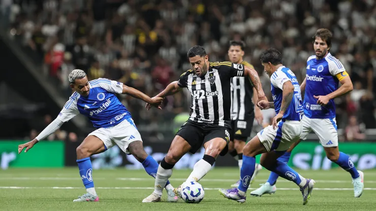 MG - BELO HORIZONTE - 27/08/2025 - COPA DO BRASIL 2025, ATLETICO-MG X CRUZEIRO - Hulk jogador do Atletico-MG disputa lance com Matheus Pereira jogador do Cruzeiro durante partida no estadio Arena MRV pelo campeonato Copa Do Brasil 2025. Foto: Gilson Lobo/AGIF