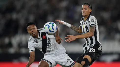 RJ – RIO DE JANEIRO – 11/09/2025 – COPA DO BRASIL 2025, BOTAFOGO X VASCO – Newton jogador do Botafogo disputa lance com Matheus Franca jogador do Vasco durante partida no estadio Engenhao pelo campeonato Copa Do Brasil 2025. Foto: Thiago Ribeiro/AGIF