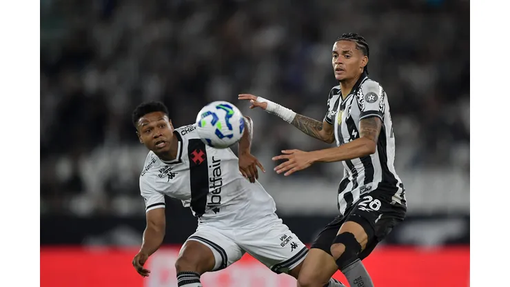 RJ - RIO DE JANEIRO - 11/09/2025 - COPA DO BRASIL 2025, BOTAFOGO X VASCO - Newton jogador do Botafogo disputa lance com Matheus Franca jogador do Vasco durante partida no estadio Engenhao pelo campeonato Copa Do Brasil 2025. Foto: Thiago Ribeiro/AGIF