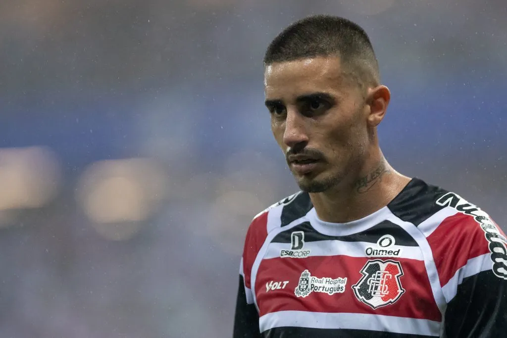 PE – RECIFE – 30/08/2025 – BRASILEIRO D 2025, SANTA CRUZ X AMERICA NATAL – Thiago Galhardo jogador do Santa Cruz durante partida contra o America Natal no estadio Arena Pernambuco pelo campeonato Brasileiro D 2025. Foto: Rafael Vieira/AGIF