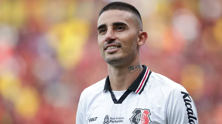 Thiago Galhardo jogador do Santa Cruz durante partida contra o Sport no estadio Ilha do Retiro pelo campeonato Pernambucano 2025.