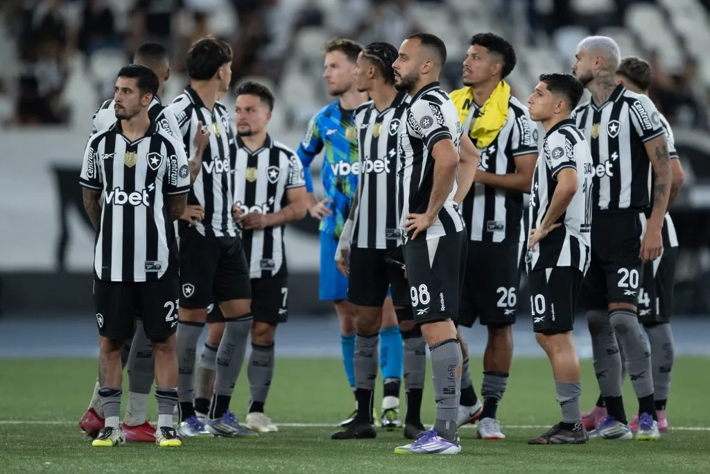 RJ – RIO DE JANEIRO – 11/09/2025 – COPA DO BRASIL 2025, BOTAFOGO X VASCO – Jogadores do Botafogo lamentam decisao por penaltis perdida apos partida contra o Vasco no estadio Engenhao pelo campeonato Copa Do Brasil 2025. Foto: Jorge Rodrigues/AGIF