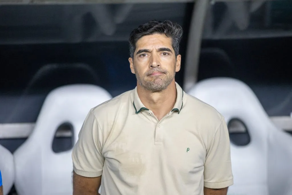 CE – FORTALEZA – 20/04/2025 – BRASILEIRO A 2025, FORTALEZA X PALMEIRAS – Abel Ferreira tecnico do Palmeiras durante partida contra o Fortaleza no estadio Arena Castelao pelo campeonato Brasileiro A 2025. Foto: Baggio Rodrigues/AGIF