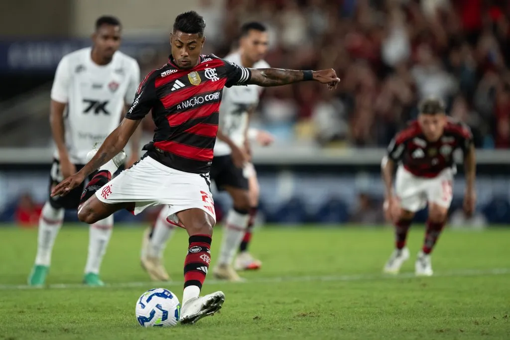 RJ – RIO DE JANEIRO – 25/08/2025 – BRASILEIRO A 2025, FLAMENGO X VITORIA – Bruno Henrique jogador do Flamengo cobra penalti durante partida contra o Vitoria no estadio Maracana pelo campeonato Brasileiro A 2025. Foto: Jorge Rodrigues/AGIF