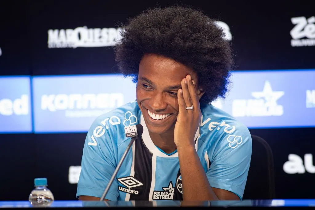 RS – PORTO ALEGRE – 09/09/2025 – GREMIO, APRESENTACAO DE WILLIAN E ENZO – Willian fala aos jornalista durante sua apresentacao oficial como jogador do Gremio em coletiva de imprensa realizada no Arena do Gremio. Foto: Maxi Franzoi/AGIF
