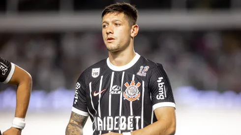 Rodrigo Garro do Santos durante execucao do hino nacional antes da partida contra o Corinthians no estadio Vila Belmiro pelo campeonato Paulista 2024.