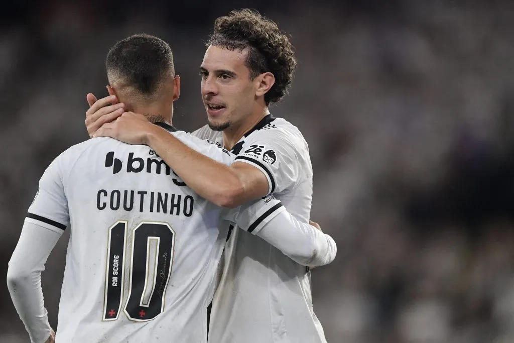 RJ – RIO DE JANEIRO – 11/09/2025 – COPA DO BRASIL 2025, BOTAFOGO X VASCO – Nuno Moreira jogador do Vasco comemora seu gol com Coutinho jogador da sua equipe durante partida contra o Botafogo no estadio Engenhao pelo campeonato Copa Do Brasil 2025. Foto: Thiago Ribeiro/AGIF