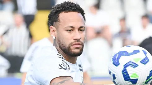 SP - SANTOS - 31/08/2025 - BRASILEIRO A 2025, SANTOS X FLUMINENSE - Neymar jogador do Santos durante aquecimento antes da partida contra o Fluminense no estadio Vila Belmiro pelo campeonato Brasileiro A 2025. Foto: Jota Erre/AGIF