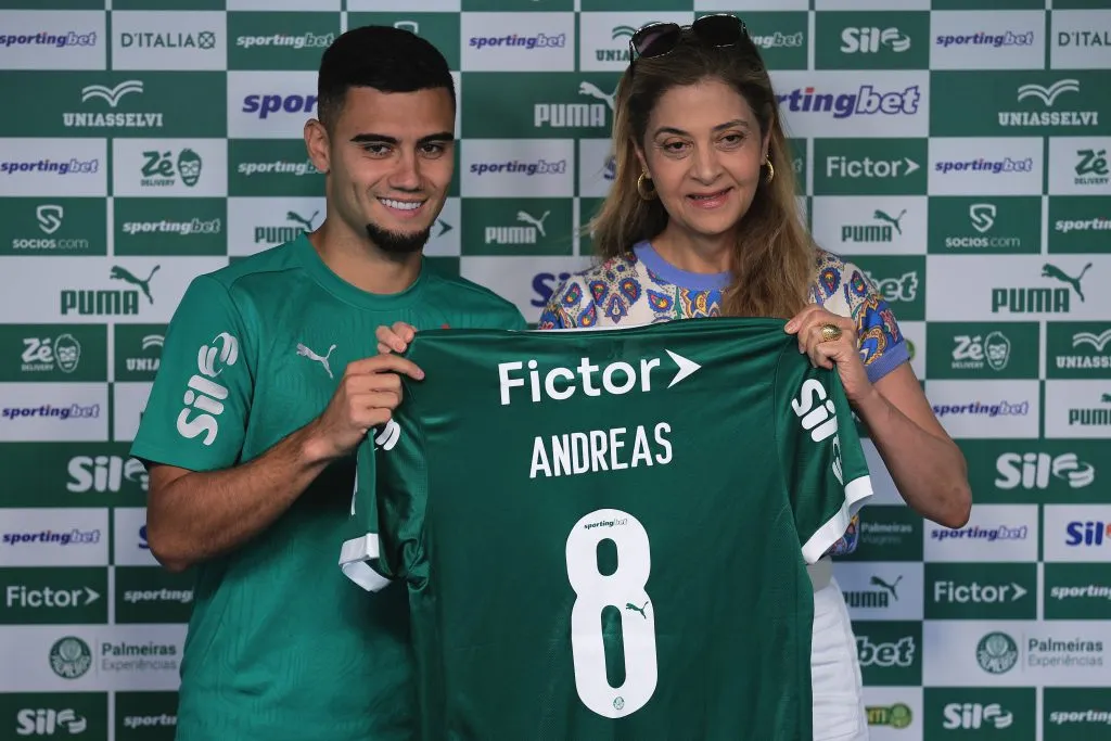SP – SAO PAULO – 11/09/2025 – PALMEIRAS, APRESENTACAO ANDREAS PEREIRA – Andreas Pereira ao lado de Leila Pereira presidente do Palmeiras durante sua apresentacao oficial como jogador do Palmeiras em coletiva de imprensa realizada no CT Academia de Futebol. Foto: Ettore Chiereguini/AGIF