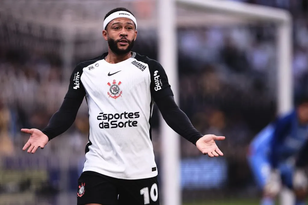 Memphis Depay está fora de Fluminense x Corinthians. Foto: Ettore Chiereguini/AGIF