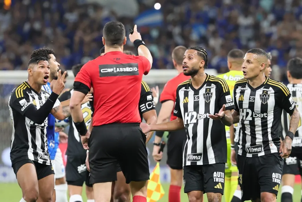 CRUZEIRO X ATLETICO-MG – Guilherme Arana jogador do Atletico-MG e expulso durante partida contra o Cruzeiro no estadio Mineirao pelo campeonato Copa Do Brasil 2025. Foto: Gilson Lobo/AGIF