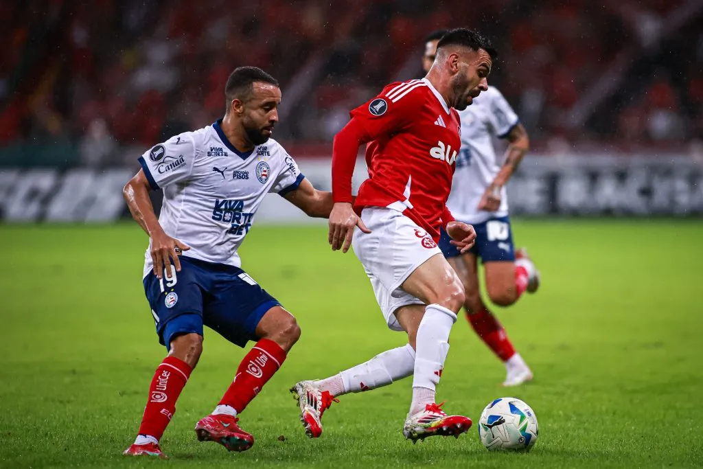 RS – PORTO ALEGRE – 28/05/2025 – COPA LIBERTADORES 2025, INTERNACIONAL X BAHIA – Bruno Henrique jogador do Internacional disputa lance com Caio Alexandre jogador do Bahia durante partida no estadio Beira-Rio pelo campeonato Copa Libertadores 2025. Foto: Maxi Franzoi/AGIF