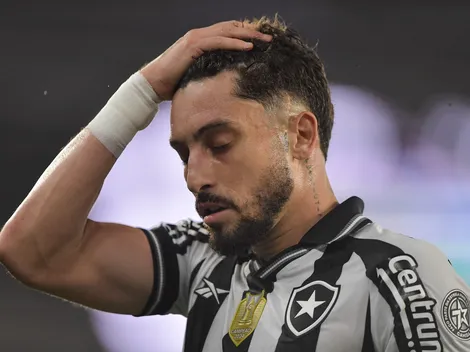 Alex Telles se pronuncia sobre pênalti perdido em eliminação do Botafogo