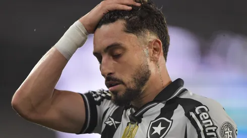 Alex Telles durante confronto contra o Vasco na Copa do Brasil de 2025.