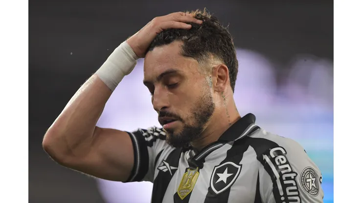 Alex Telles durante confronto contra o Vasco na Copa do Brasil de 2025.