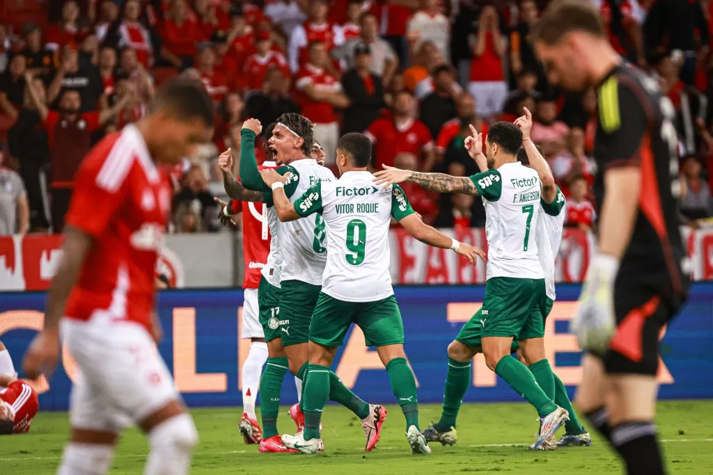 RS – PORTO ALEGRE – 16/04/2025 – BRASILEIRO A 2025, INTERNACIONAL X PALMEIRAS – Facundo Torres jogador do Palmeiras comemora seu gol com jogadores do seu time durante partida contra o Internacional no estadio Beira-Rio pelo campeonato Brasileiro A 2025. Foto: Maxi Franzoi/AGIF