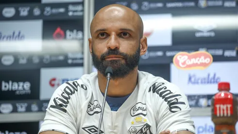 SP - SANTOS - 15/01/2025 - SANTOS, APRESENTACAO THACIANO E LEO GODOY - Thaciano durante sua apresentacao oficial como jogador do Santos em coletiva de imprensa realizada na Vila Belmiro, nesta quarta feira (15). Foto: Reinaldo Campos/AGIF