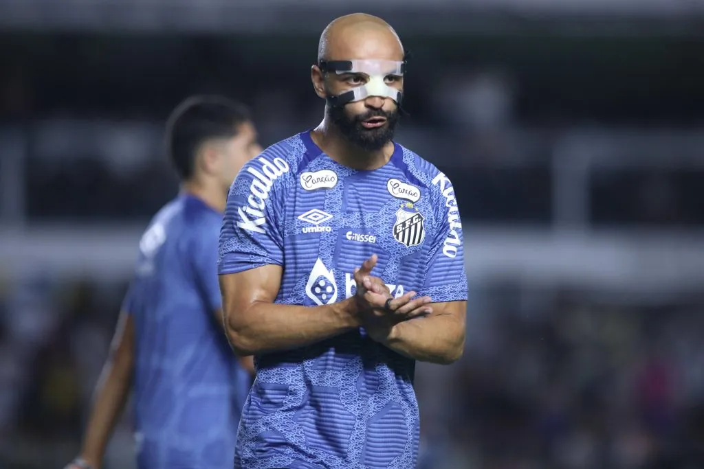 SP – SANTOS – 22/01/2025 – PAULISTA 2025, SANTOS X PALMEIRAS – Thaciano jogador do Santos durante aquecimento antes da partida contra o Palmeiras no estadio Vila Belmiro pelo campeonato Paulista 2025. Foto: Reinaldo Campos/AGIF