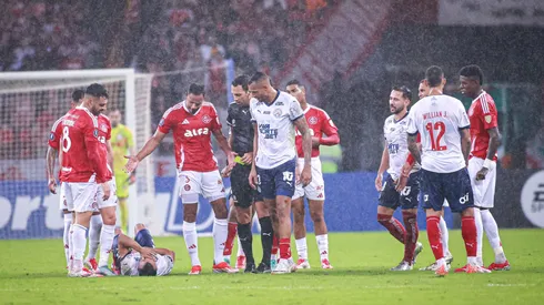 RS - PORTO ALEGRE - 28/05/2025 - COPA LIBERTADORES 2025, INTERNACIONAL X BAHIA - Tumulto entre jogadores do Internacional e jogadores do Bahia durante partida no estadio Beira-Rio pelo campeonato Copa Libertadores 2025. Foto: Maxi Franzoi/AGIF