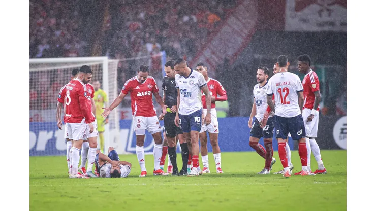 RS - PORTO ALEGRE - 28/05/2025 - COPA LIBERTADORES 2025, INTERNACIONAL X BAHIA - Tumulto entre jogadores do Internacional e jogadores do Bahia durante partida no estadio Beira-Rio pelo campeonato Copa Libertadores 2025. Foto: Maxi Franzoi/AGIF