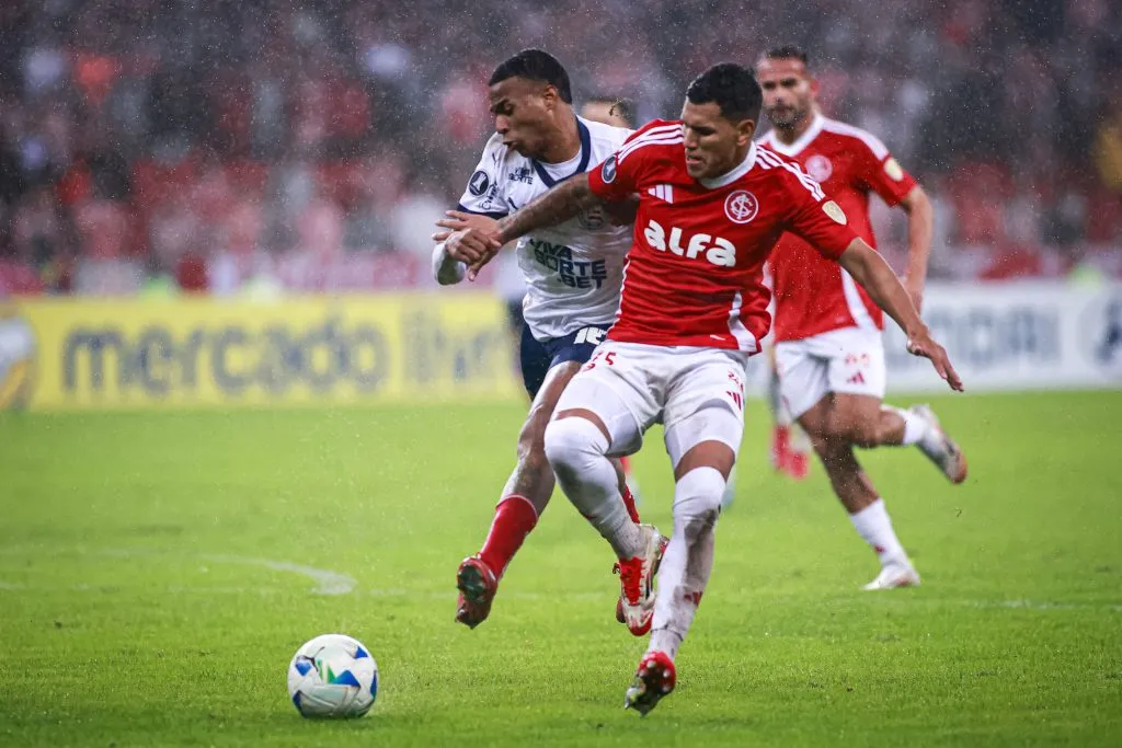 RS – PORTO ALEGRE – 28/05/2025 – COPA LIBERTADORES 2025, INTERNACIONAL X BAHIA – Braian Aguirre jogador do Internacional disputa lance com Jean Lucas jogador do Bahia durante partida no estadio Beira-Rio pelo campeonato Copa Libertadores 2025. Foto: Maxi Franzoi/AGIF