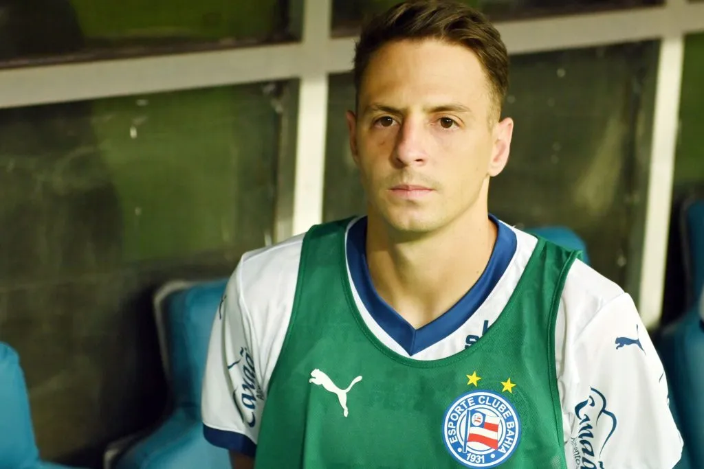 antiago Arias, jogador do Bahia durante execucao do hino nacional antes da partida contra o Corinthians no estadio Arena Fonte Nova pelo campeonato Brasileiro A 2025. Foto: Walmir Cirne/AGIF