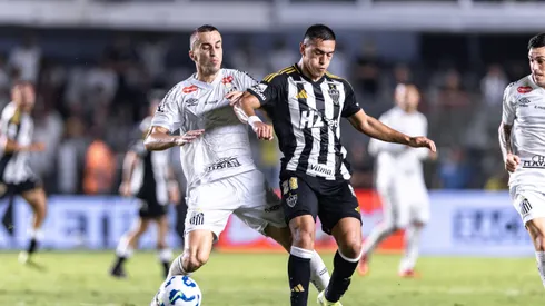 SP – SANTOS – 16/04/2025 – BRASILEIRO A 2025, SANTOS X ATLETICO-MG – Joao Schmidt jogador do Santos durante partida contra o Atletico-MG no estadio Vila Belmiro pelo campeonato Brasileiro A 2025. Foto: Abner Dourado/AGIF