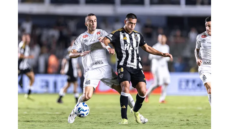 SP - SANTOS - 16/04/2025 - BRASILEIRO A 2025, SANTOS X ATLETICO-MG - Joao Schmidt jogador do Santos durante partida contra o Atletico-MG no estadio Vila Belmiro pelo campeonato Brasileiro A 2025. Foto: Abner Dourado/AGIF