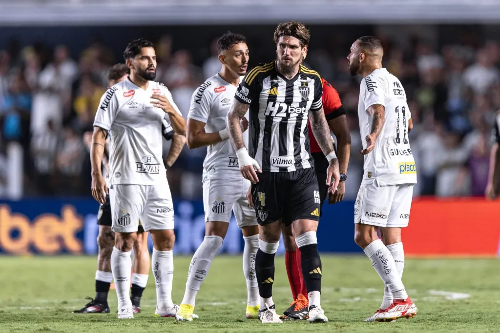 SP – SANTOS – 16/04/2025 – BRASILEIRO A 2025, SANTOS X ATLETICO-MG – Lyanco jogador do Atletico-MG durante partida contra o Santos no estadio Vila Belmiro pelo campeonato Brasileiro A 2025. Foto: Abner Dourado/AGIF