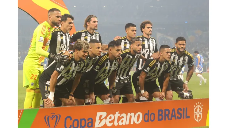 MG - BELO HORIZONTE - 11/09/2025 - COPA DO BRASIL 2025, CRUZEIRO X ATLETICO-MG - Jogadores do Atletico-MG durante entrada em campo para partida contra o Cruzeiro no estadio Mineirao pelo campeonato Copa Do Brasil 2025. Foto: Gilson Lobo/AGIF