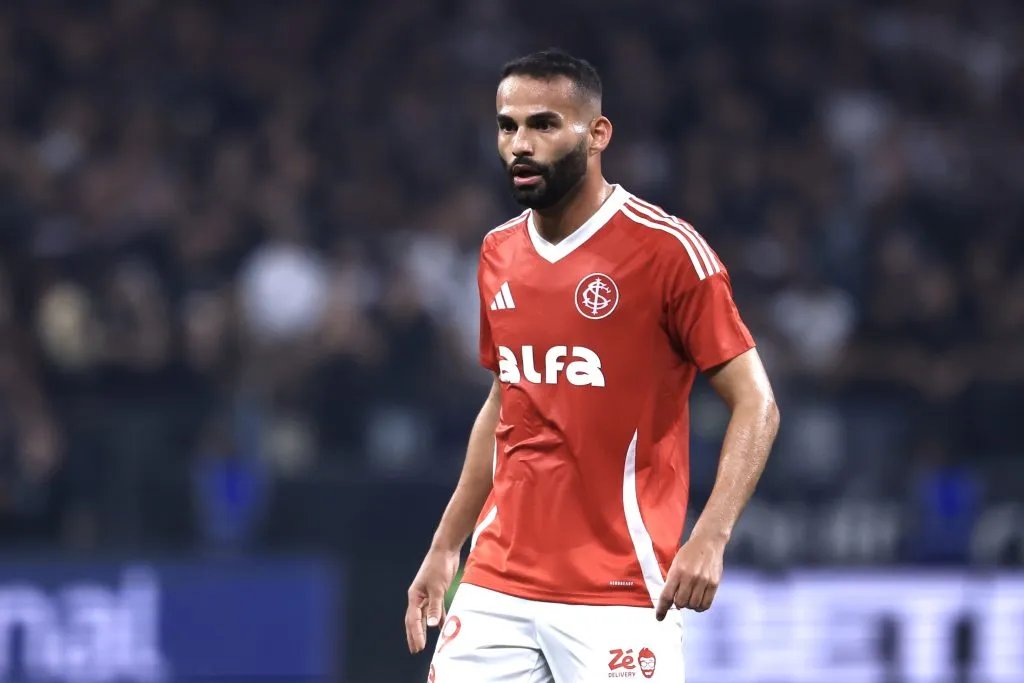 SP – SAO PAULO – 03/05/2025 – BRASILEIRO A 2025, CORINTHIANS X INTERNACIONAL – Thiago Maia jogador do Internacional durante partida contra o Corinthians no estadio Arena Corinthians pelo campeonato Brasileiro A 2025. Foto: Marcello Zambrana/AGIF